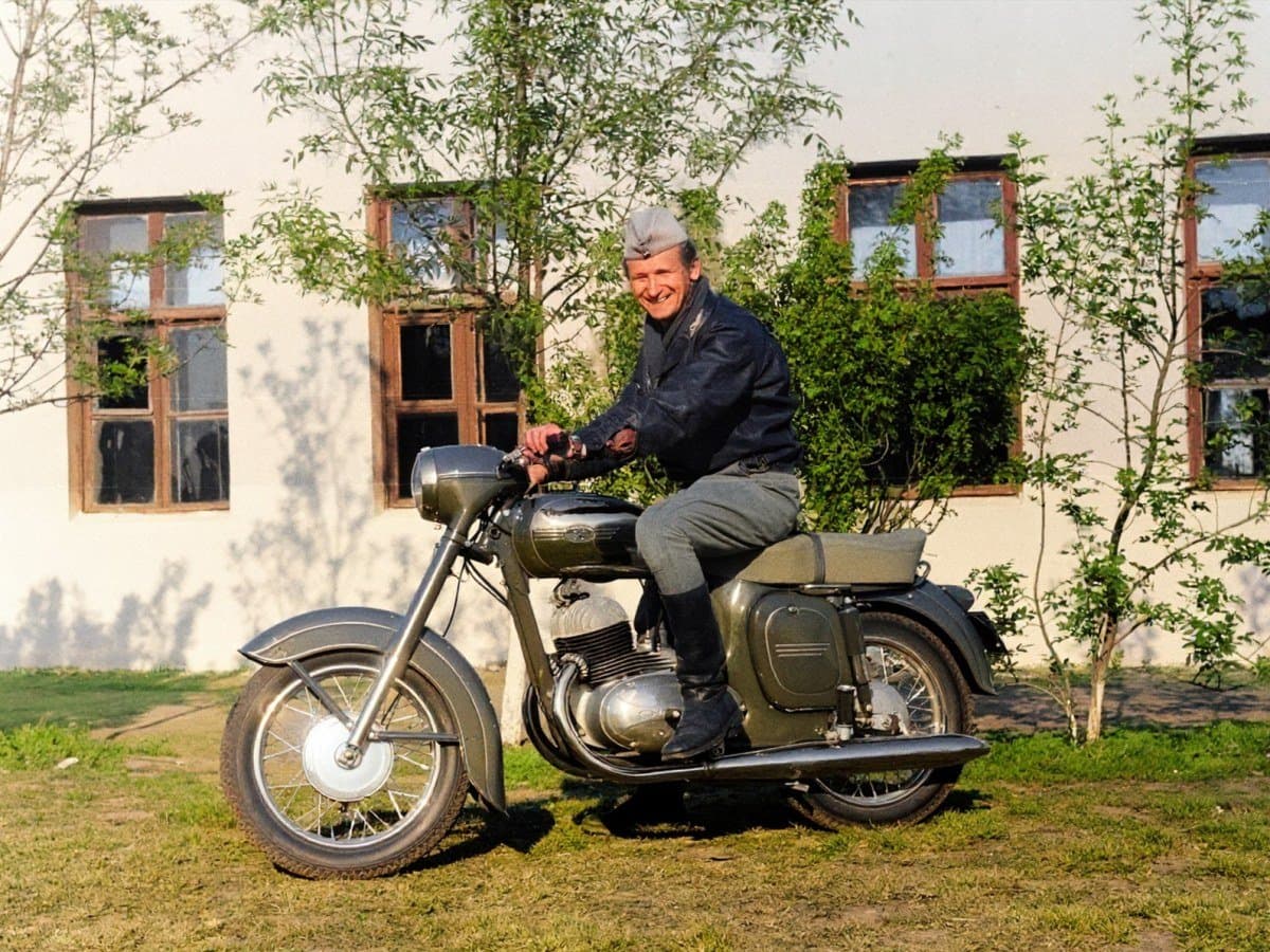 Dedko pri motorke Jawa – oživená fotka