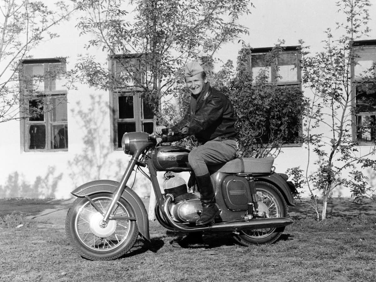 Dedko pri motorke Jawa